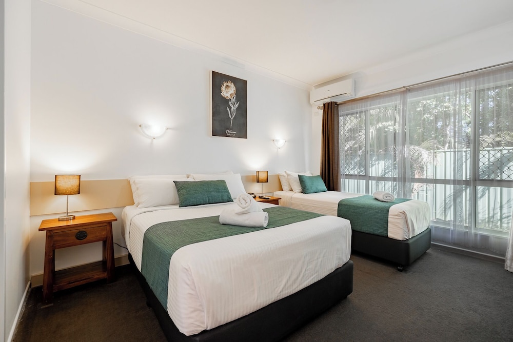 Connecting, Family, 1 Single and 2 Queen Beds