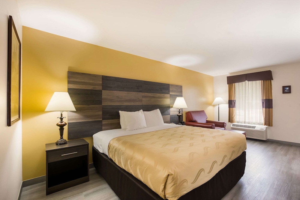 Quality Inn & Suites Greensboro near Lake Oconee 10/36