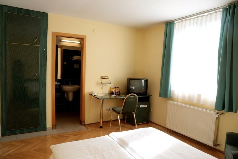 BARA HOTEL 18/50