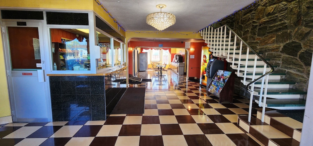 Townhouse Inn &amp; Suites 1/25