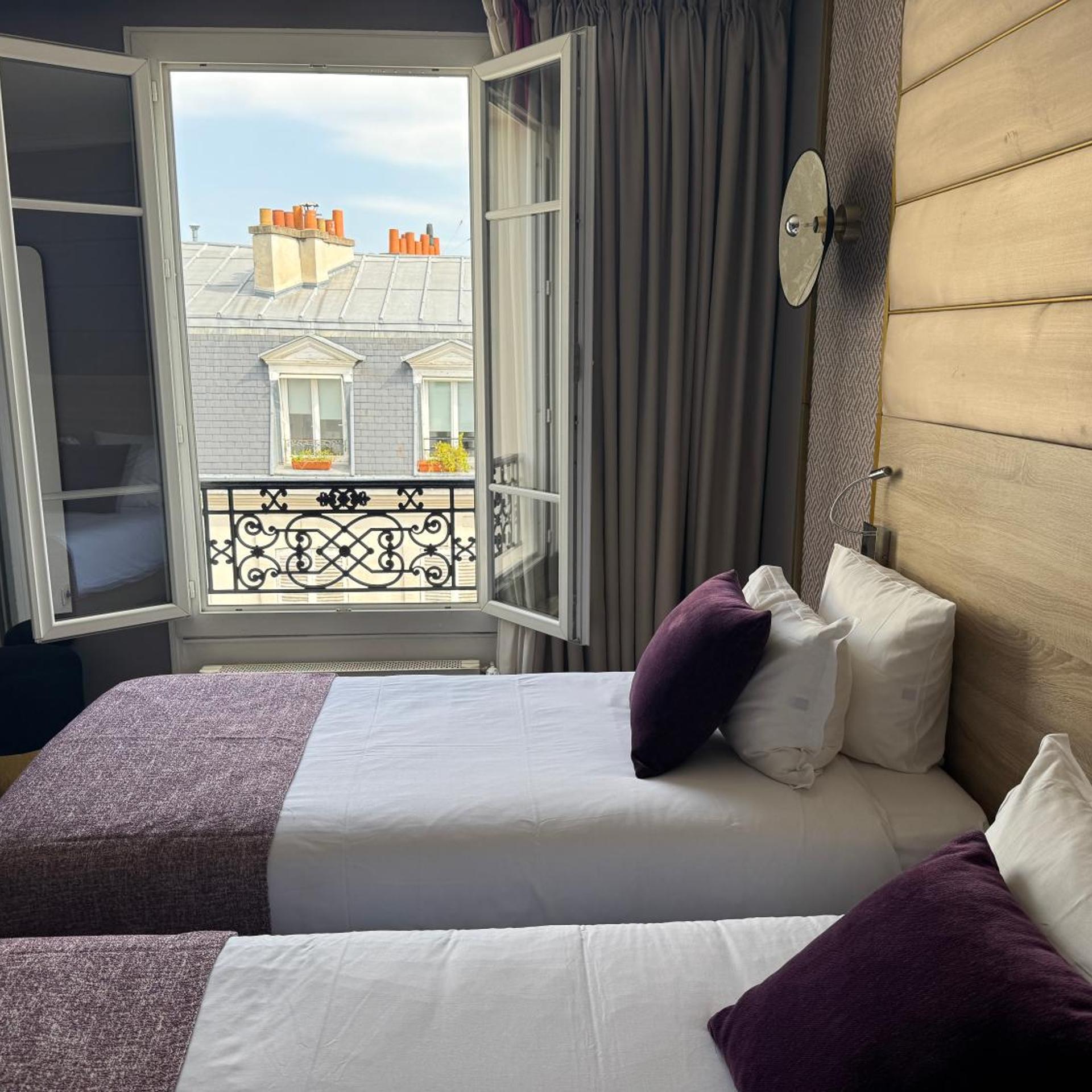 Superior, Double Bed, Street View, Hotel Nude Paris - Color Vision 4/7