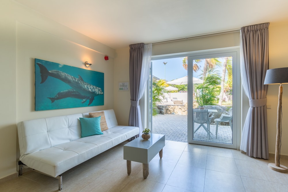 Dolphin Suites 10/50