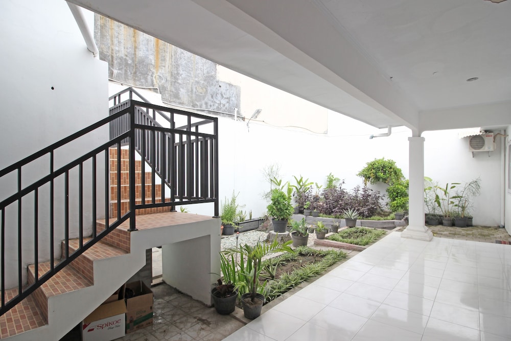 RedDoorz near Terminal Tirtonadi 7/20