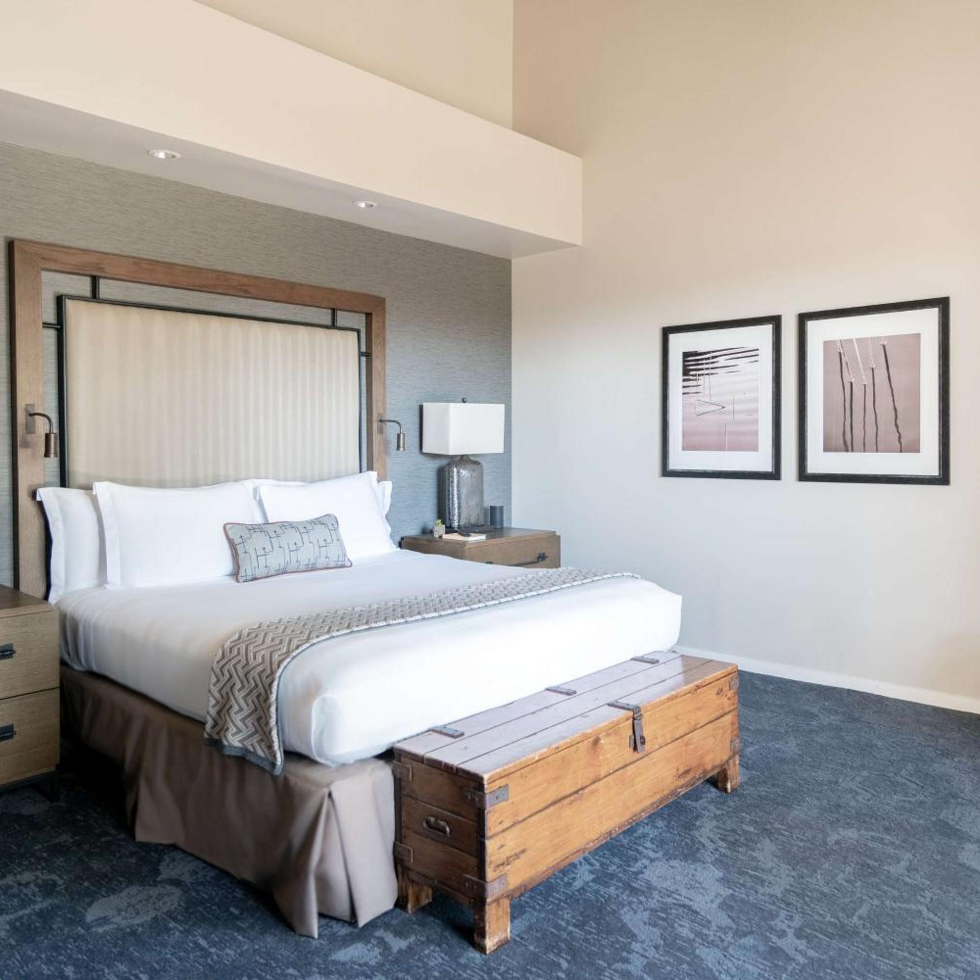 Hilltop, King Bed, Bathtub
