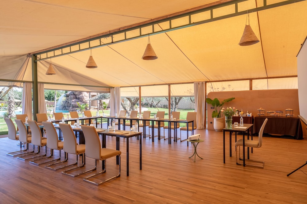 Oasis Lodges 48/72