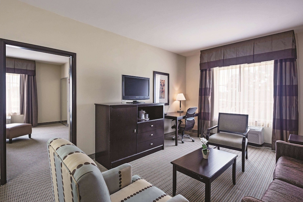 La Quinta Inn and Suites by Wyndham DFW Airport West - Euless 32/65
