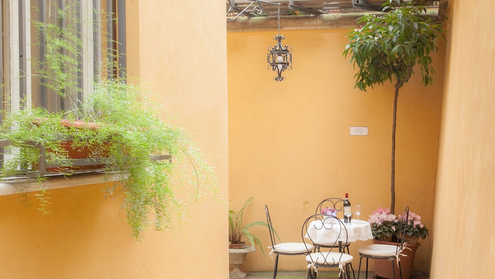 Rental In Rome Portico Ottavia Garden 19/24