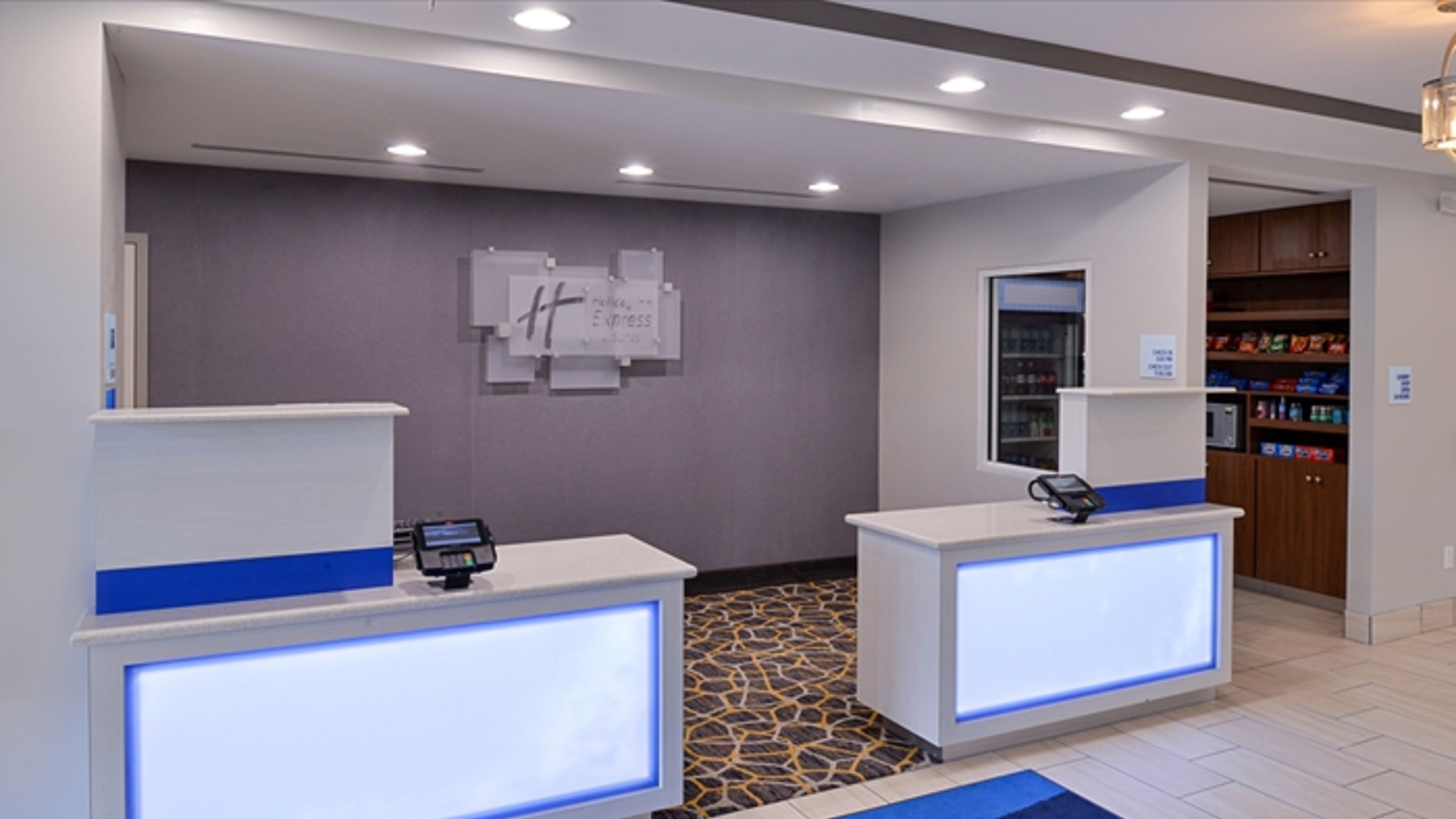 Holiday Inn Express & Suites Lexington - Hamburg Area 9/47
