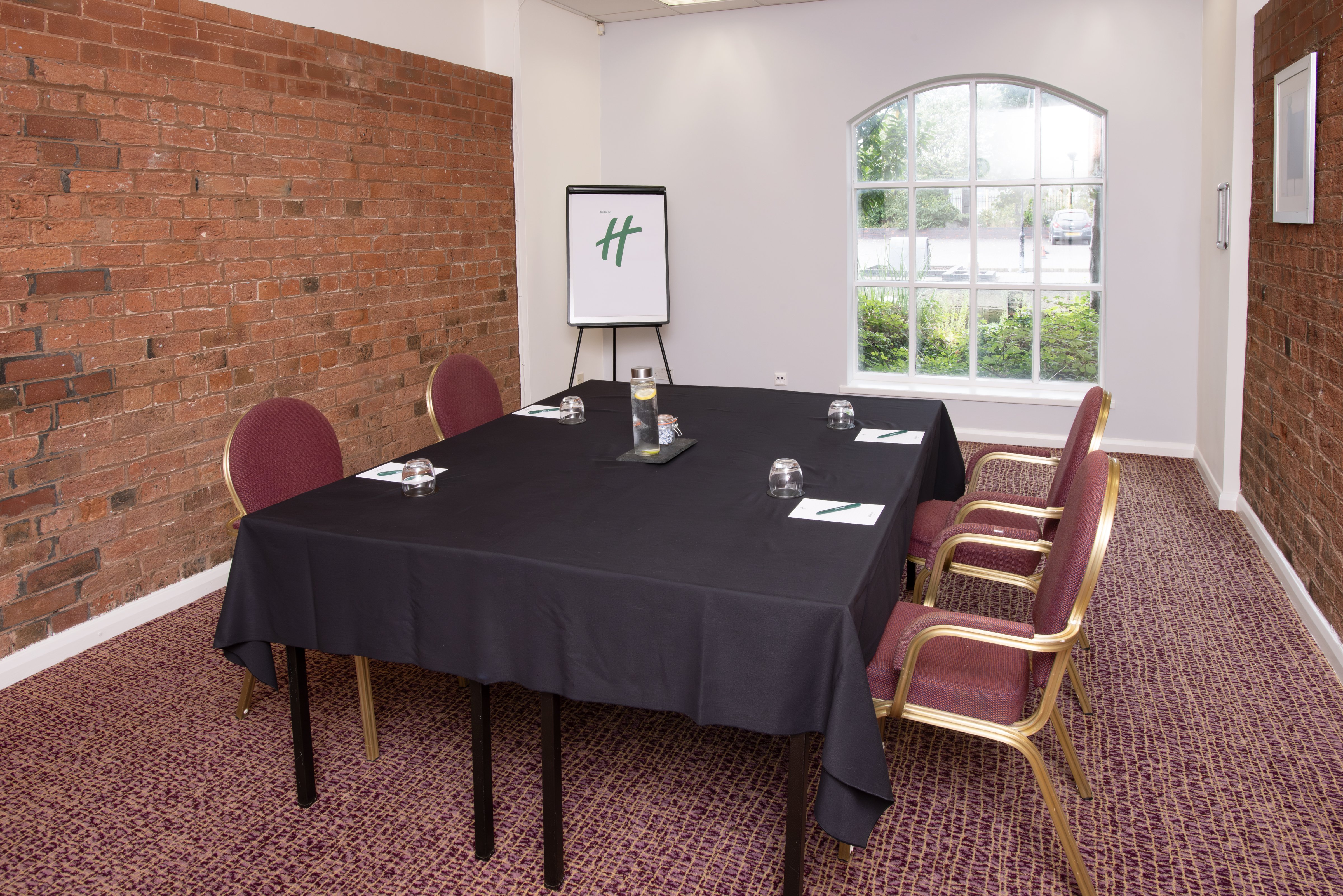 Holiday Inn Ellesmere Port Cheshire Oaks 44/48