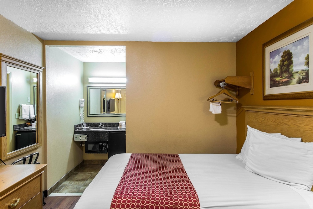 Rodeway Inn Goodlettsville South, TN 17/25