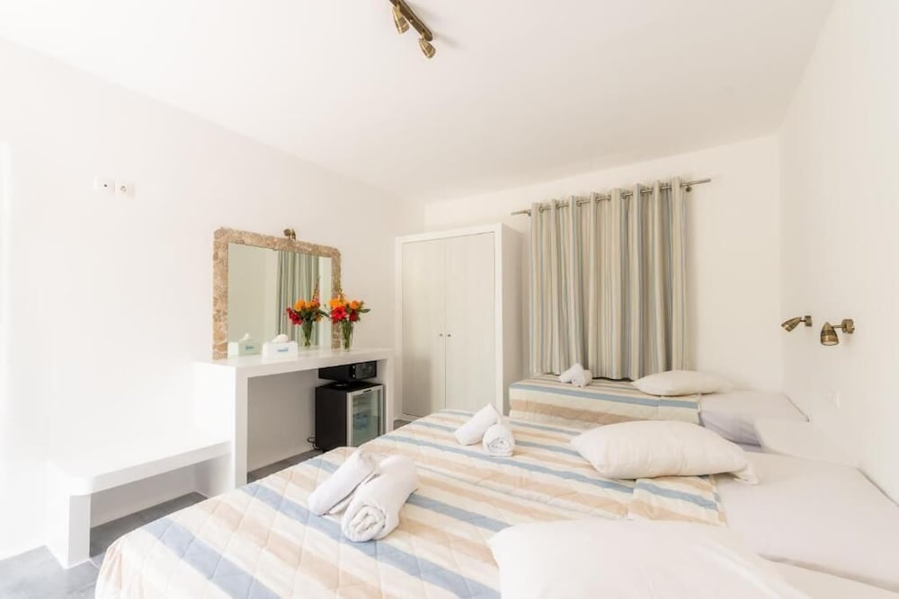 ROOM, QUADRUPLE
