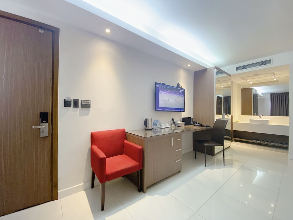 The Luxe Hotel 29/50