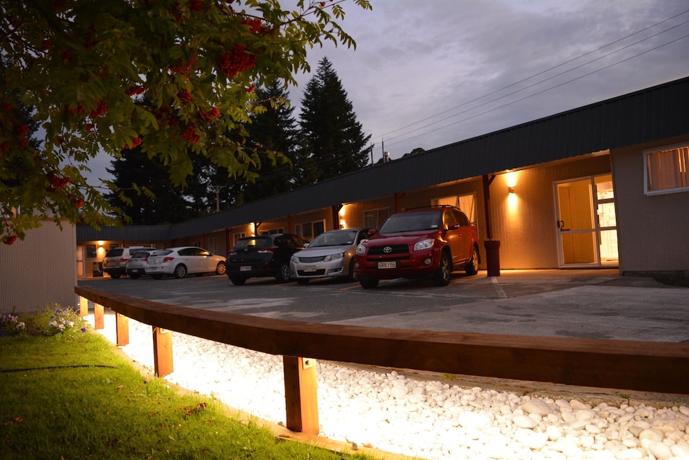 Amber Court Motel 52/63