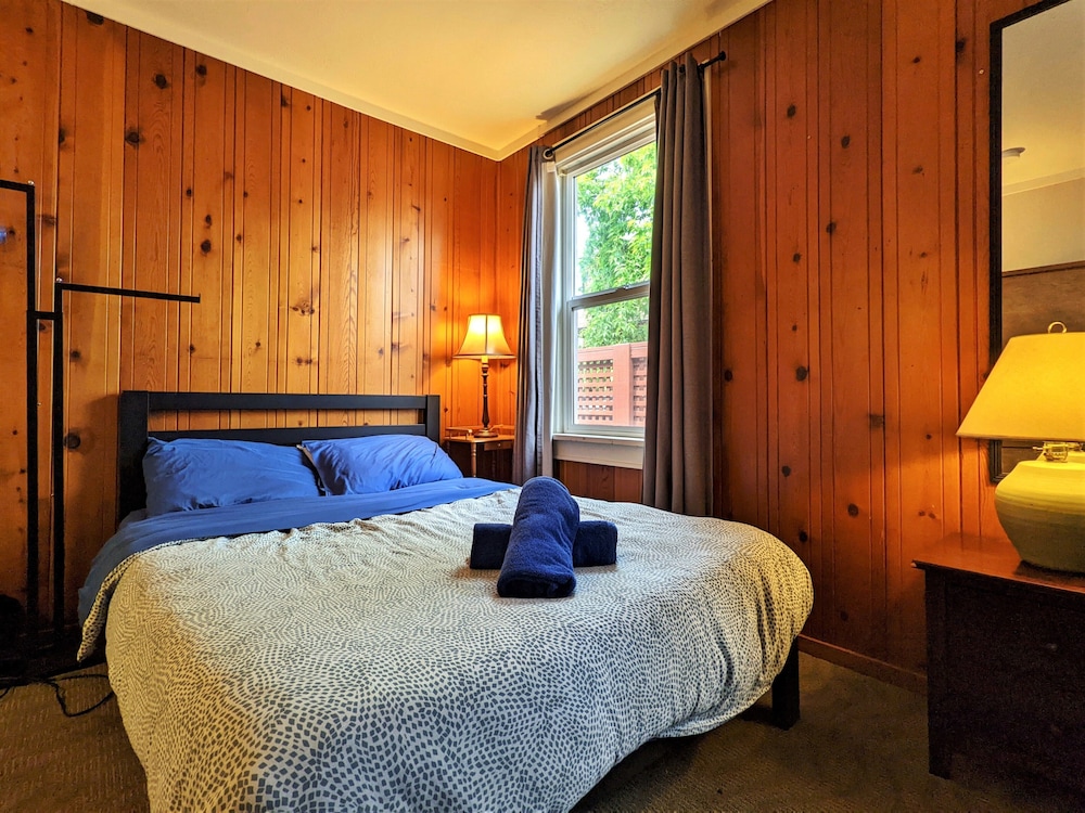 Bunk & Brew Historic Lucas House 28/71