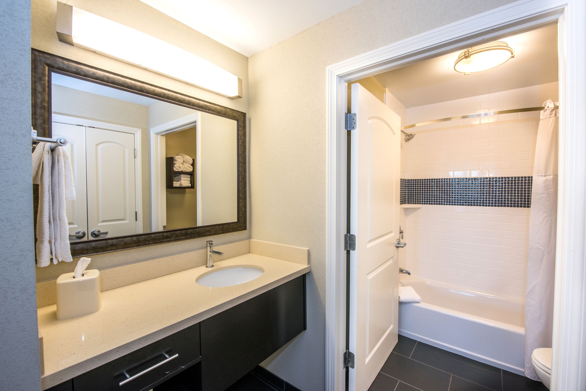 جناح بسريرين كوين بغرفة نوم واحدة بمطبخ، Staybridge Suites Albany Wolf Rd Colonie Center 5/5