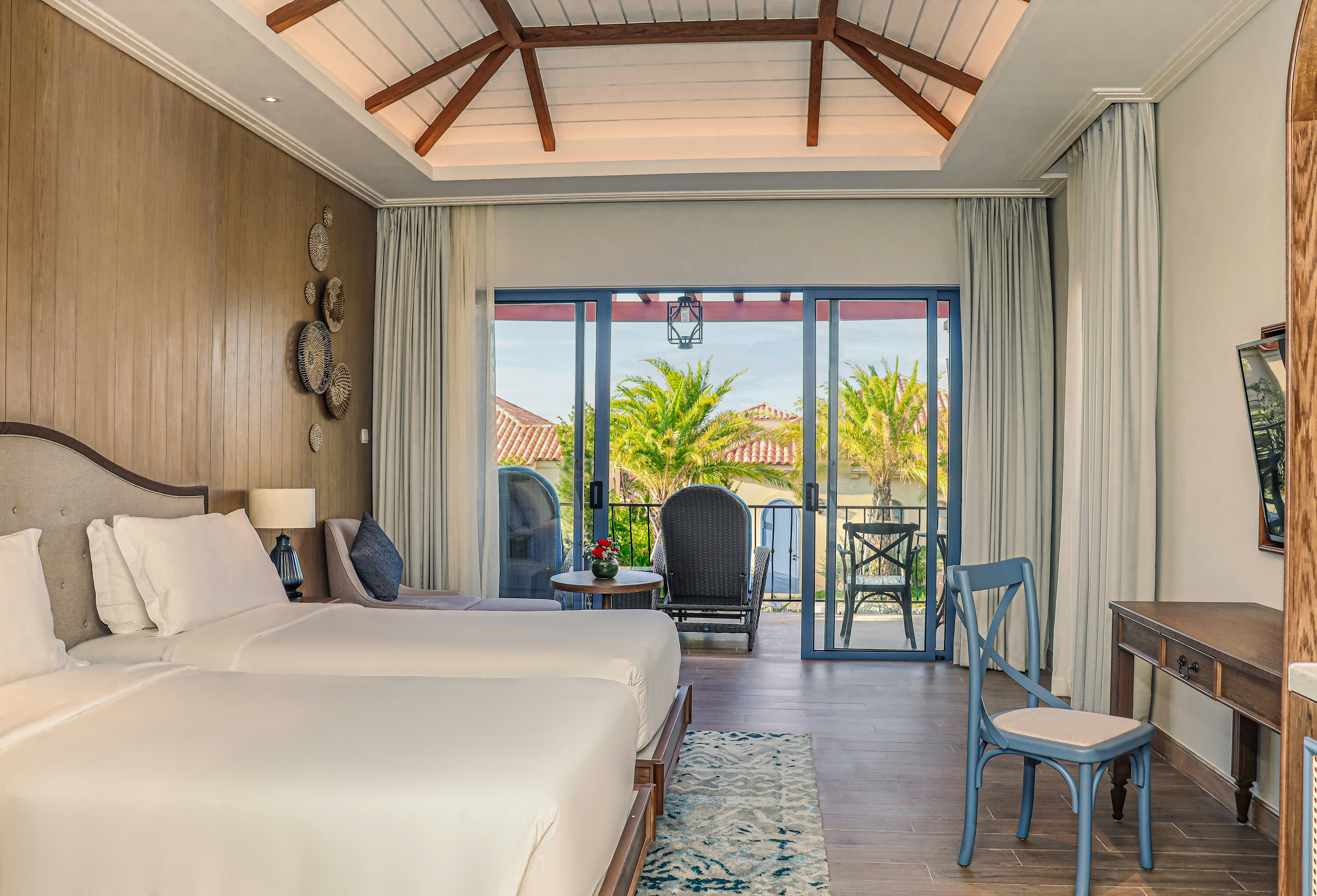 PREMIER, TWIN BEDS, POOL ACCESS