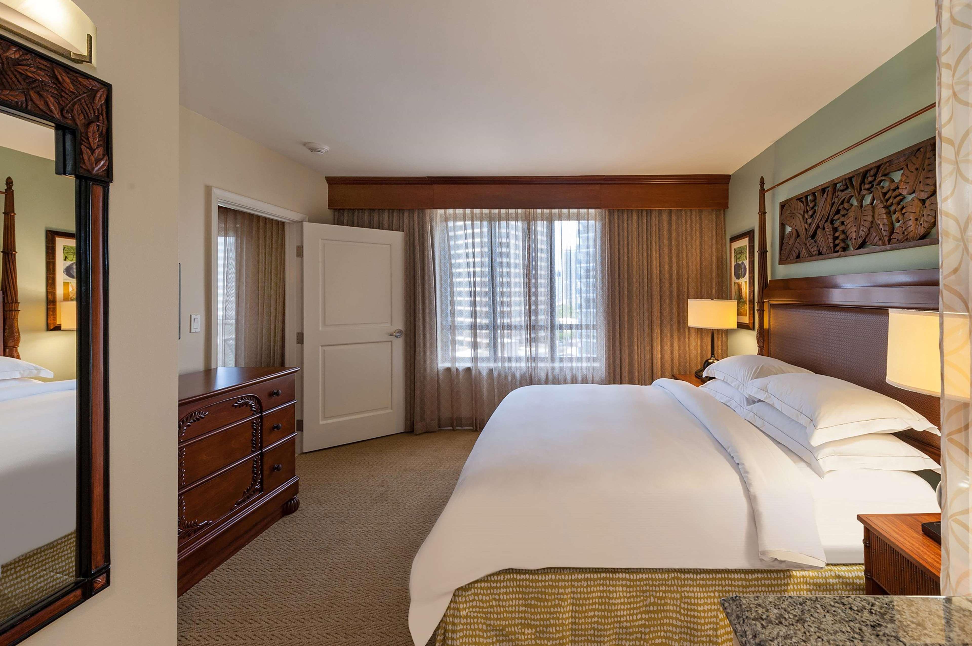 1 BEDROOM, CITY, SUITE, 2 DOUBLE BEDS, PARTIAL OCEAN VIEW