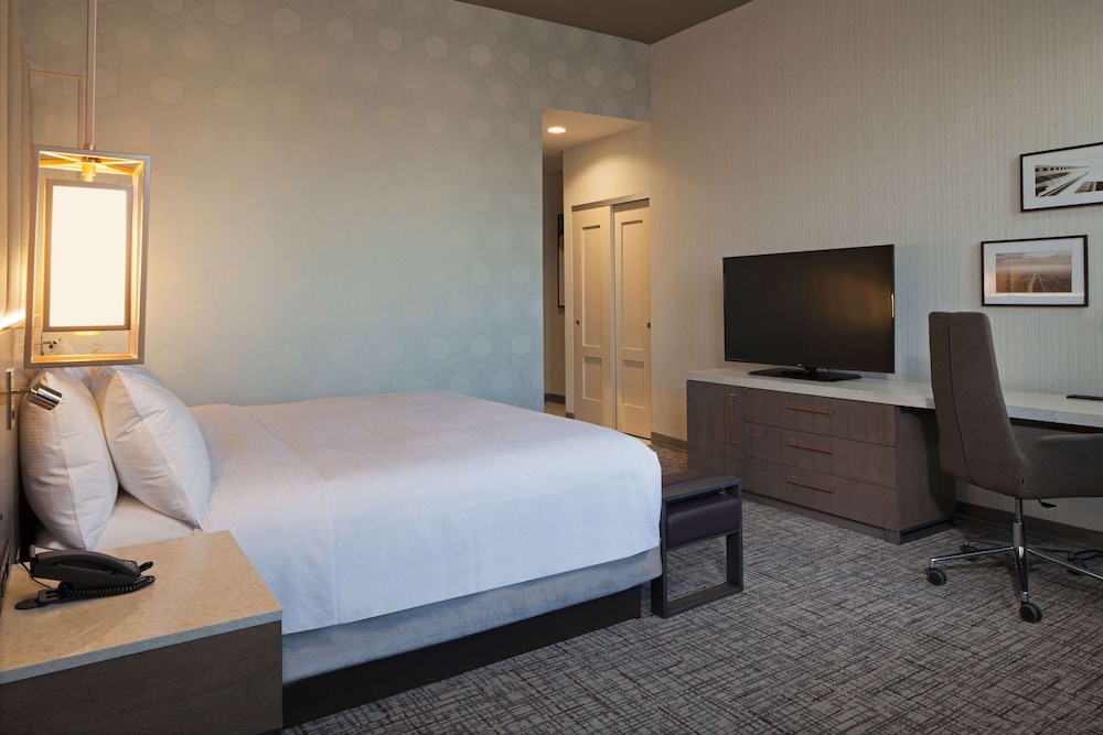 H Hotel Los Angeles, Curio Collection by Hilton 10/59