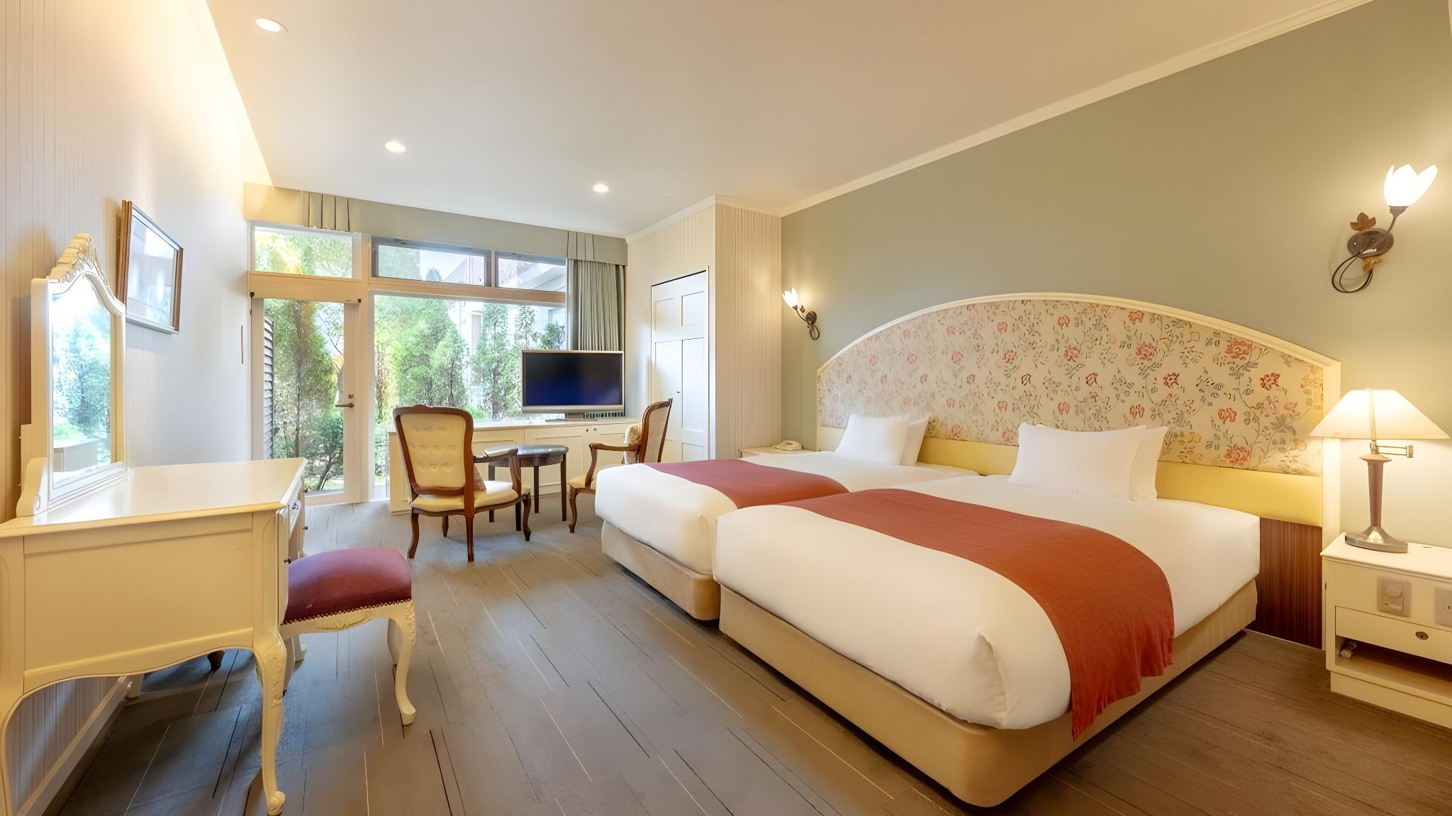 Garden Court, Royal, Junior, Twin Beds