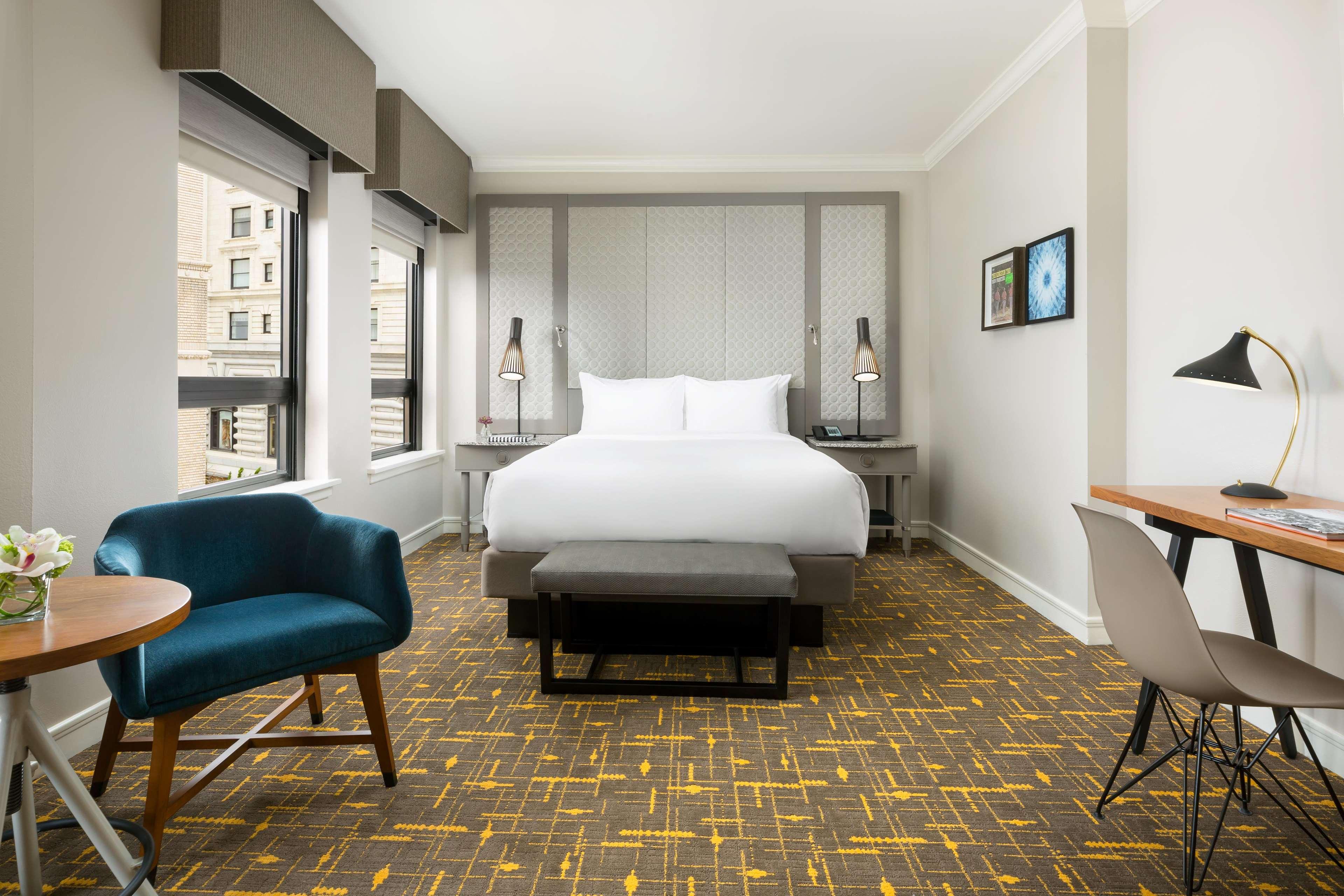 Premier, Queen Bed, with View