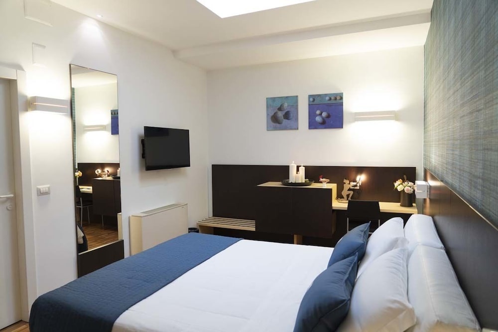 ROOM, SINGLE
