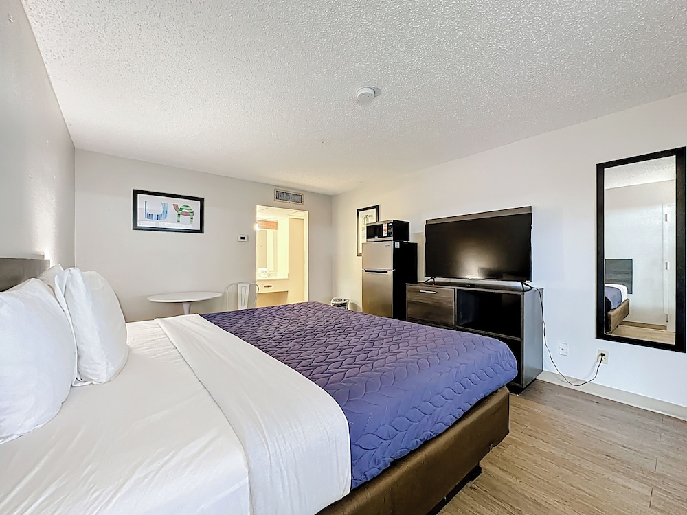 DELUXE, KING BED
