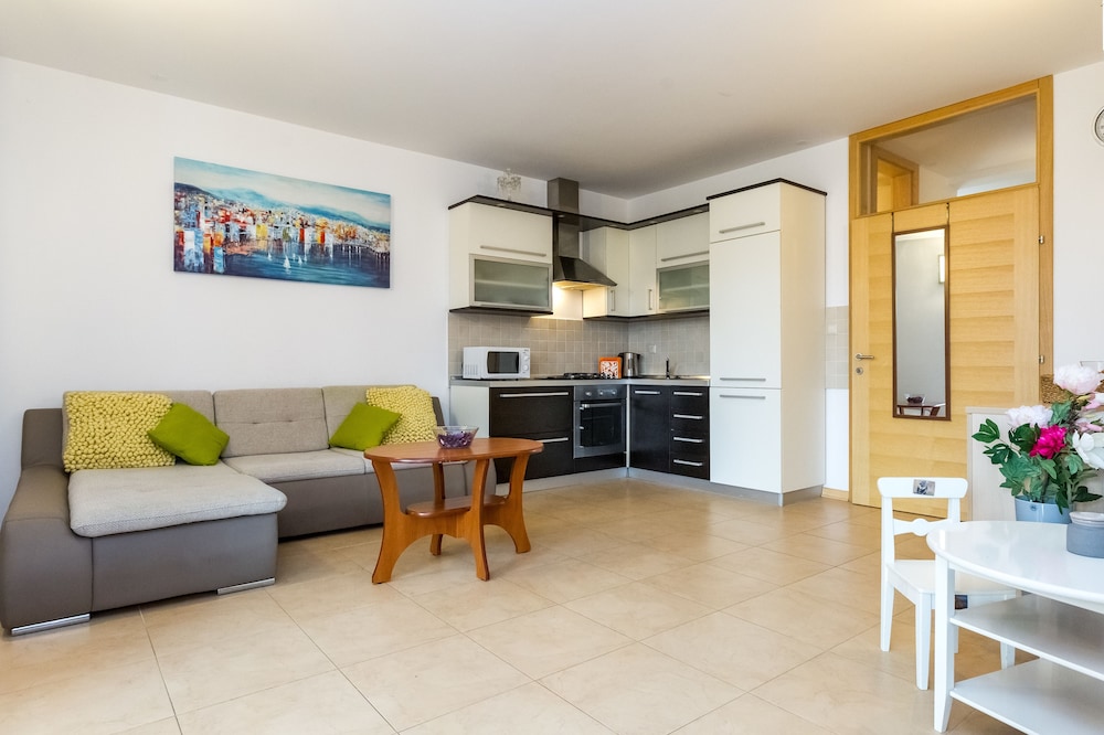 Maru Apartments 32/48