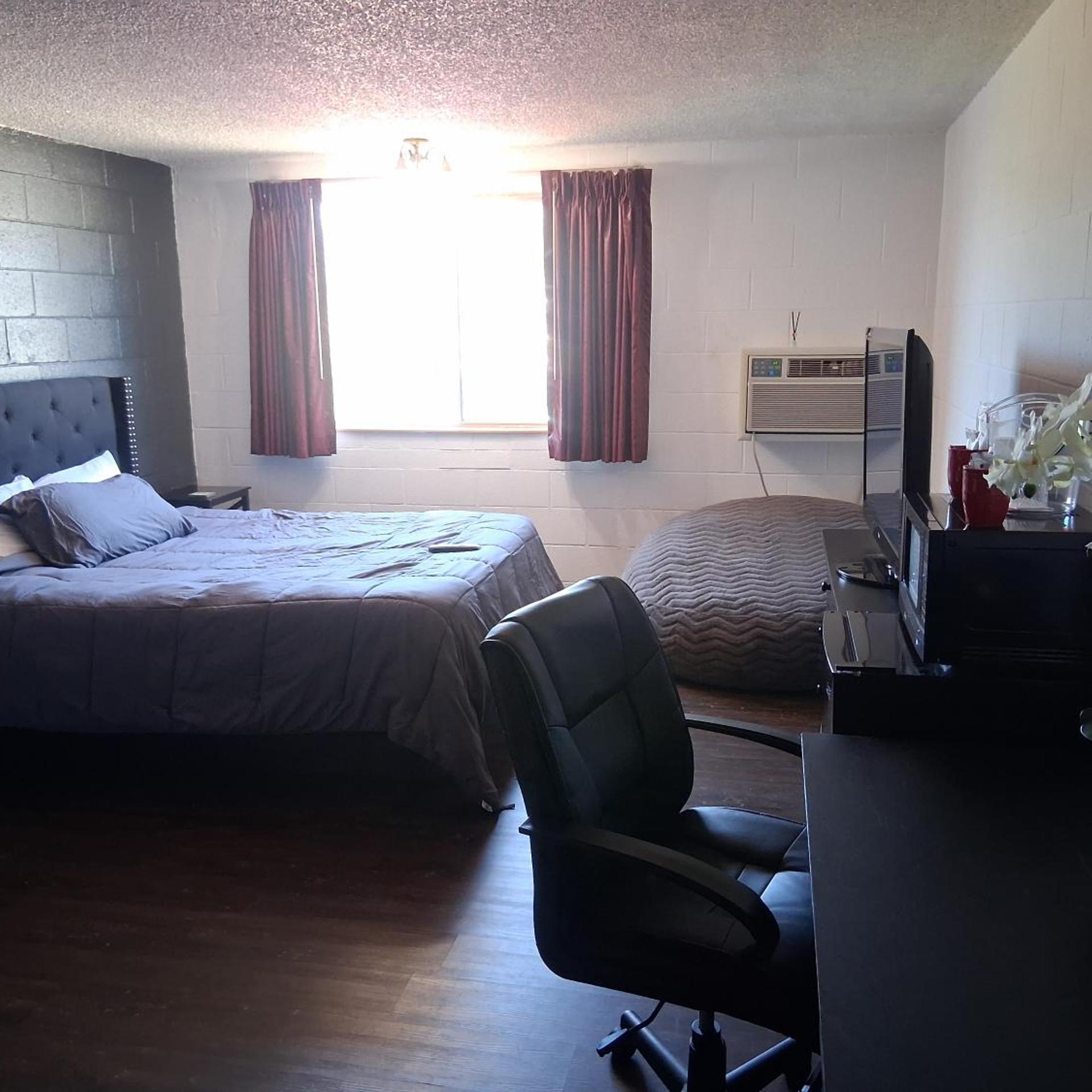 The Pines Motel 12/26