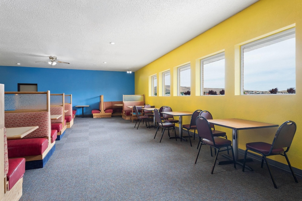 Days Inn by Wyndham Rawlins 46/64