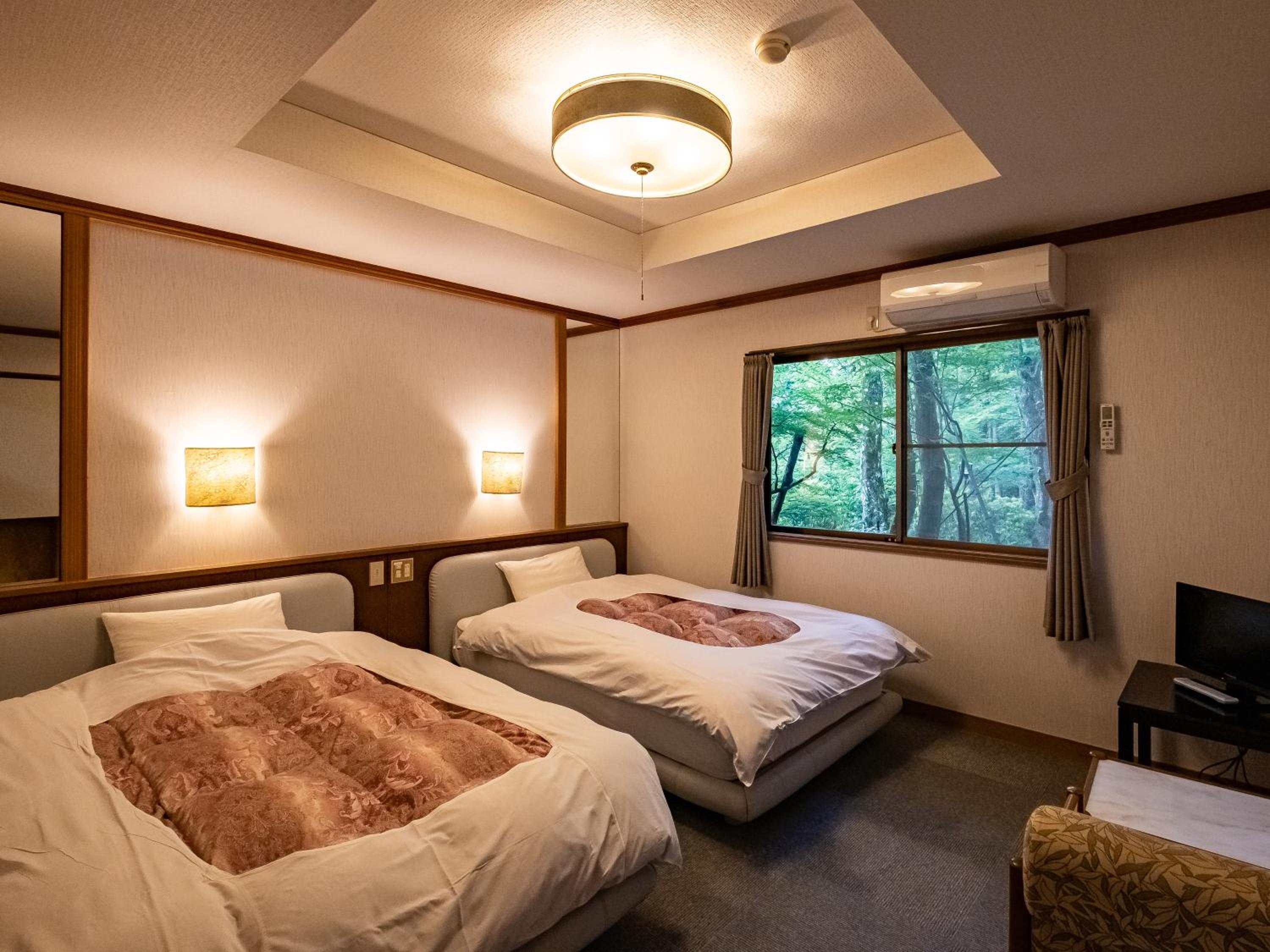 ROOM, TWIN BEDS