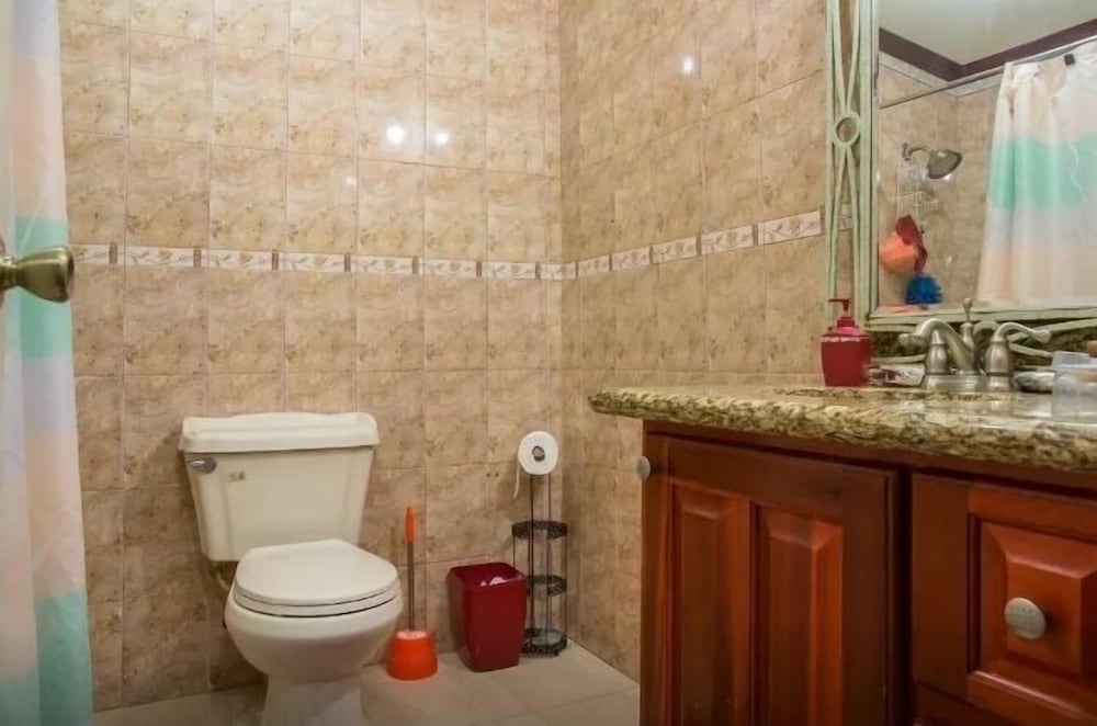 New Kingston Guest Apt At Dorchester 28/32