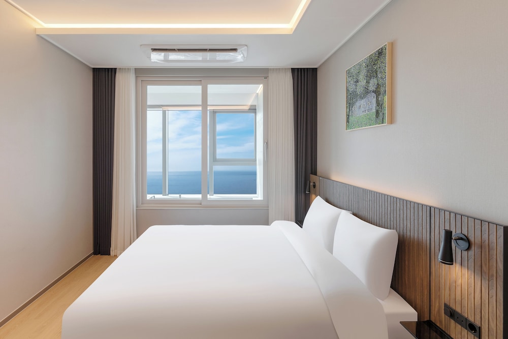 Royal Suite Partial Ocean