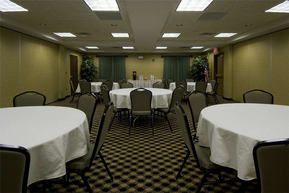 Hampton Inn Marshall, MI 32/40