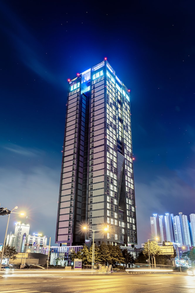 J-one Hotel and Resort 3/41