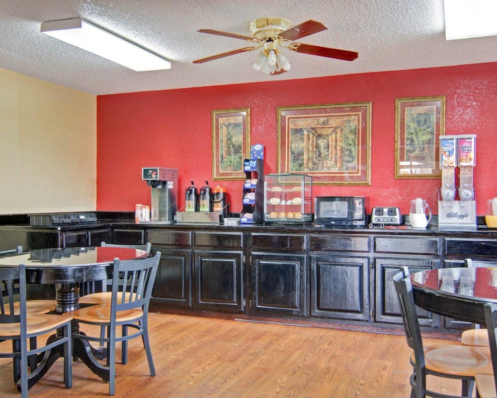 Econo Lodge Pine Bluff AR 33/35