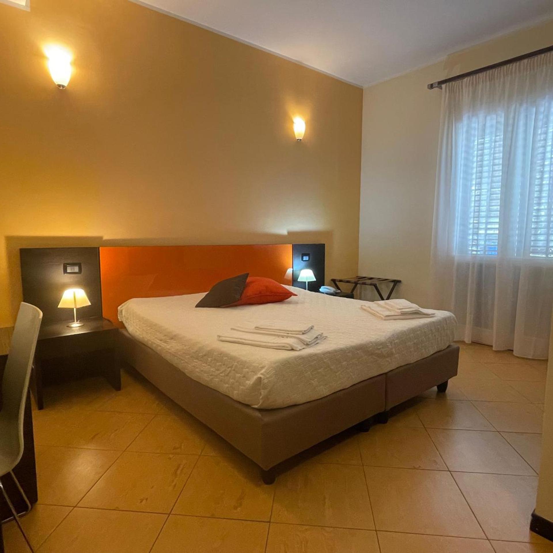 Deluxe, Double Bed, Lateral Side Sea View