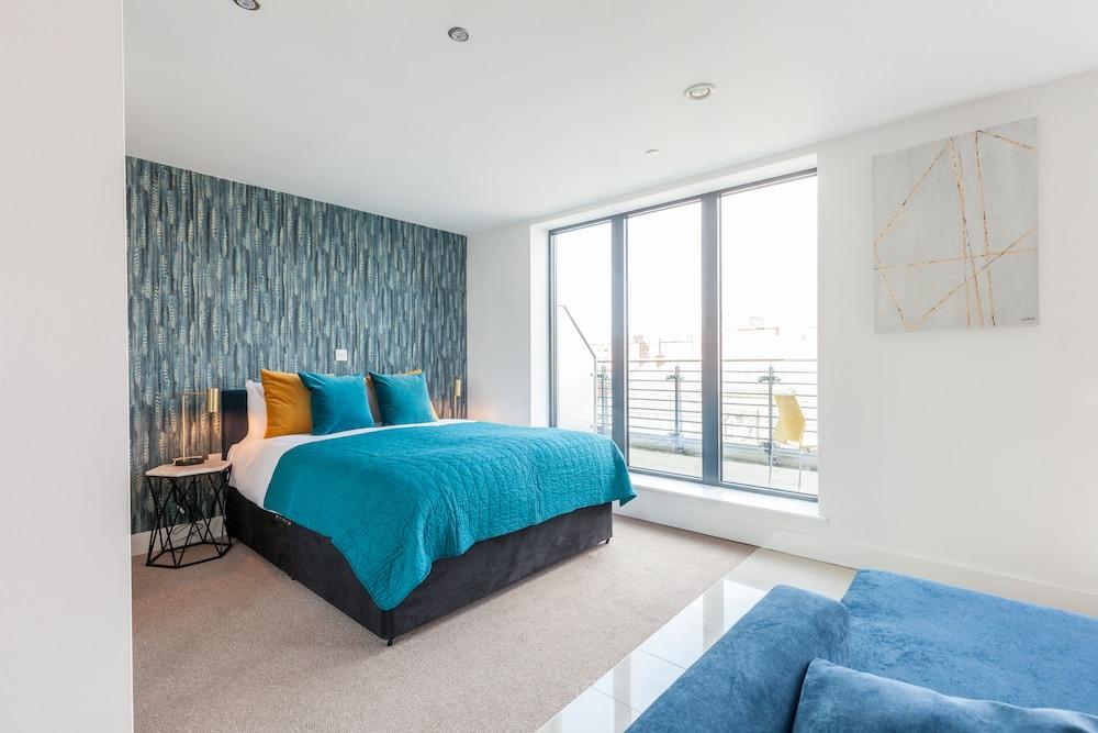 Penthouse, Studio, Queen Bed