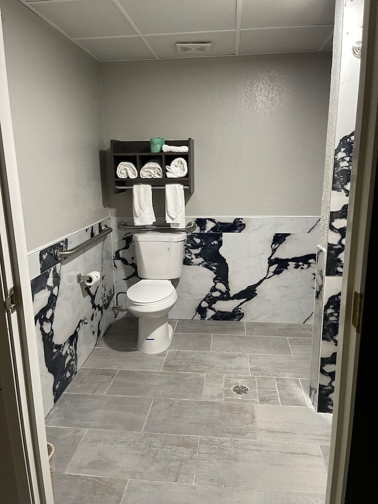 HomeTown Inn and Suites Belle Plaine 41/65