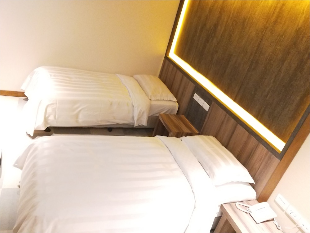 Standard, Twin Beds, No Window