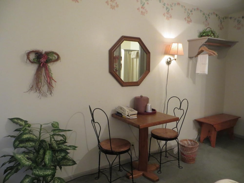 Snyder Apos S Shoreline Inn 43/73