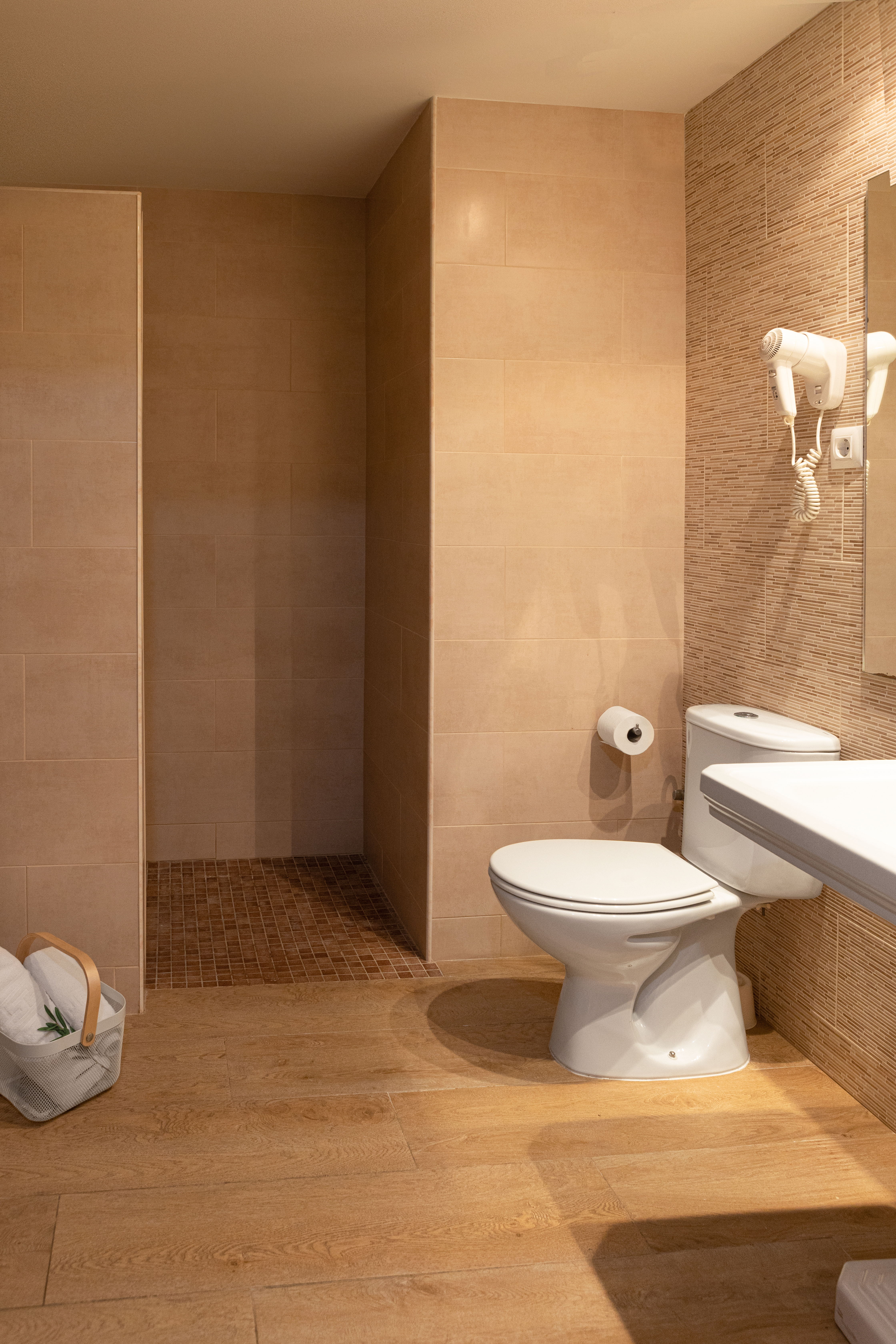 Standard 2+1, Hotel Roger de Flor by Seleqtta 6/6