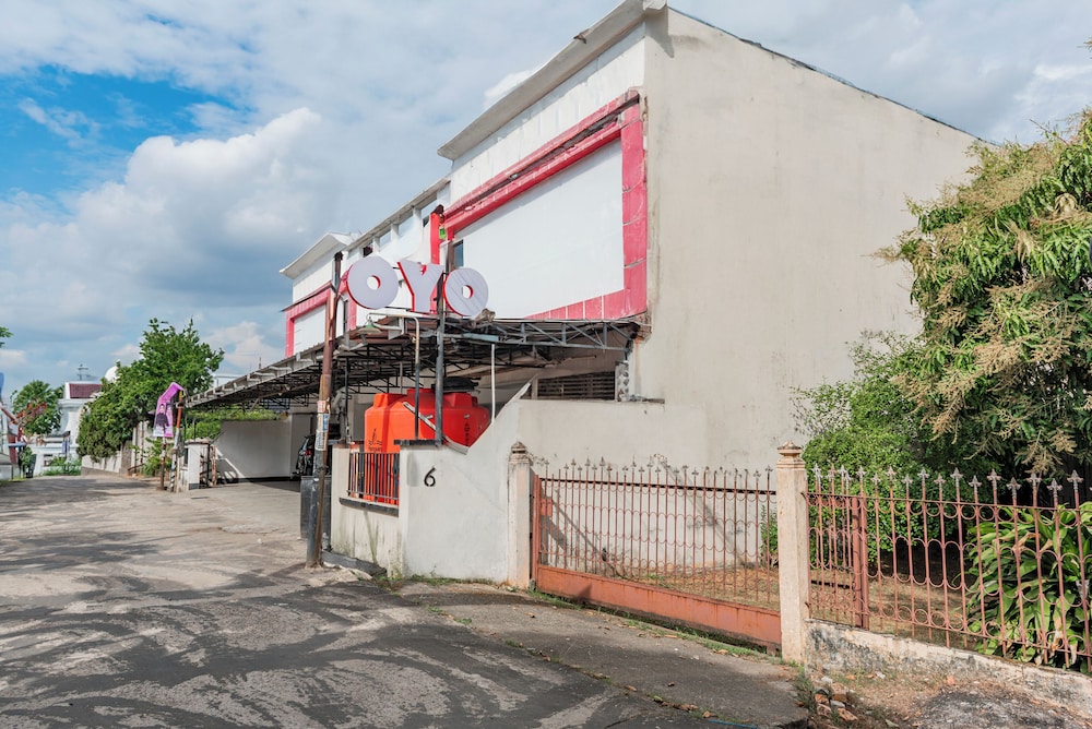 Hotel O Ilir Barar I Near Rumah Sakit Islam Siti Khadijah Formerly Maleo Hotel 26/28