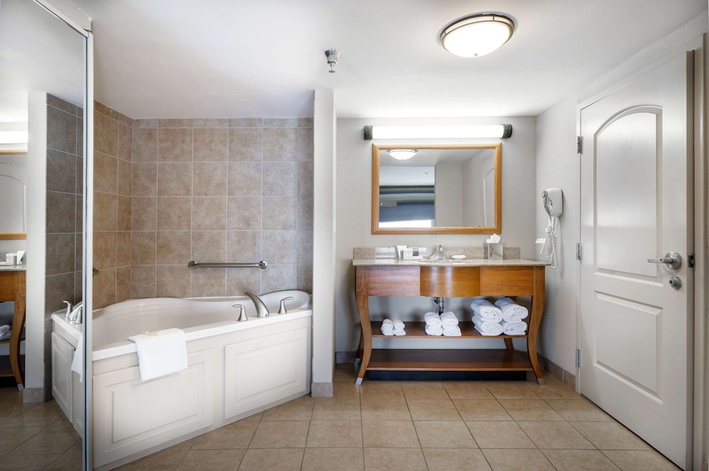 Hampton Inn Suites Madera 41/47
