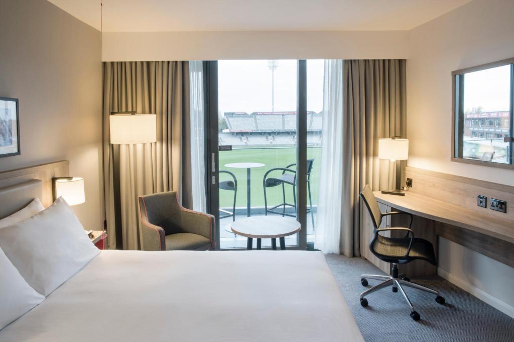 ROOM, KING BED, SOFA