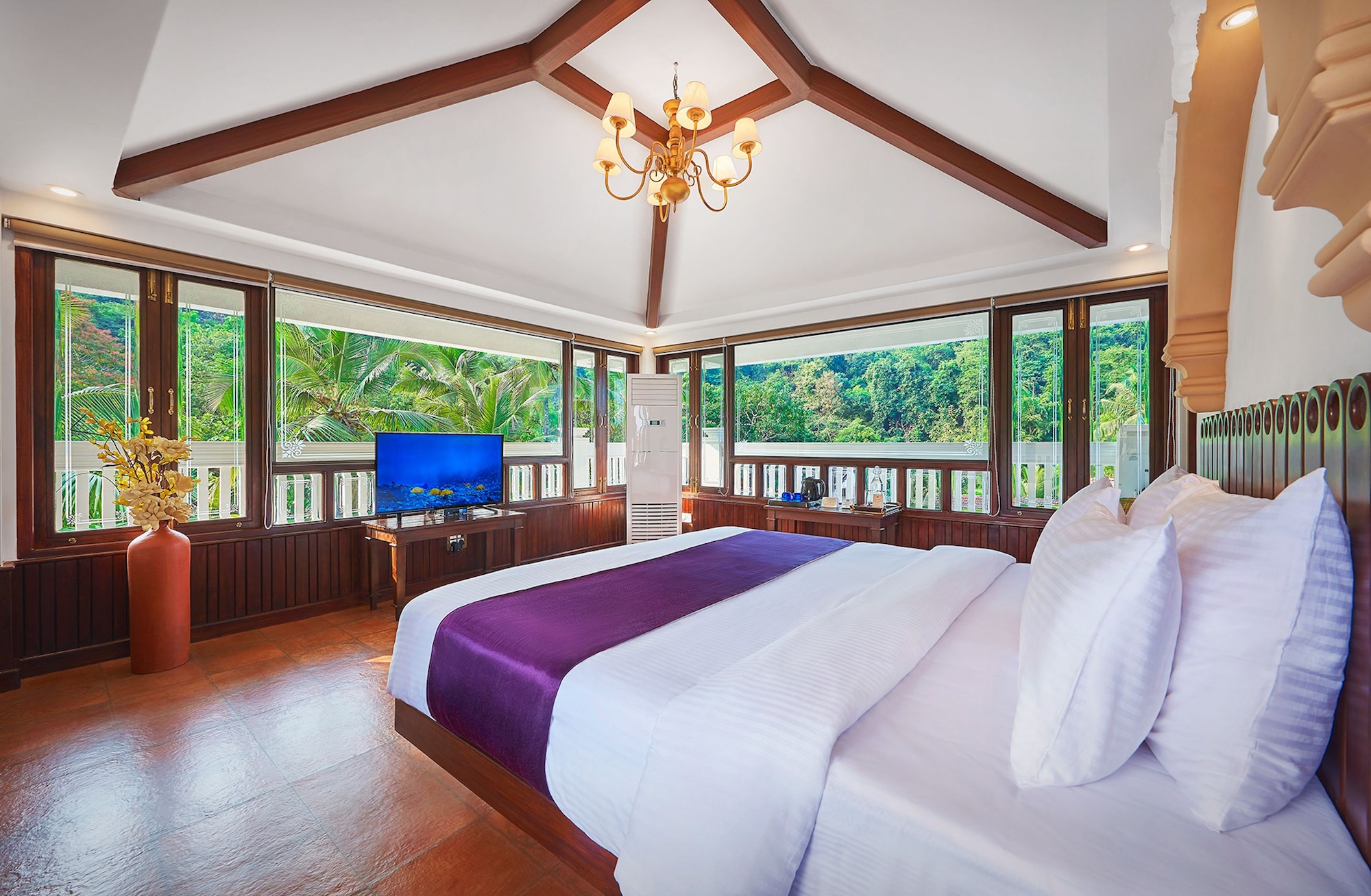 ROOF TOP, LUXURY, KING BED, JETTED TUB