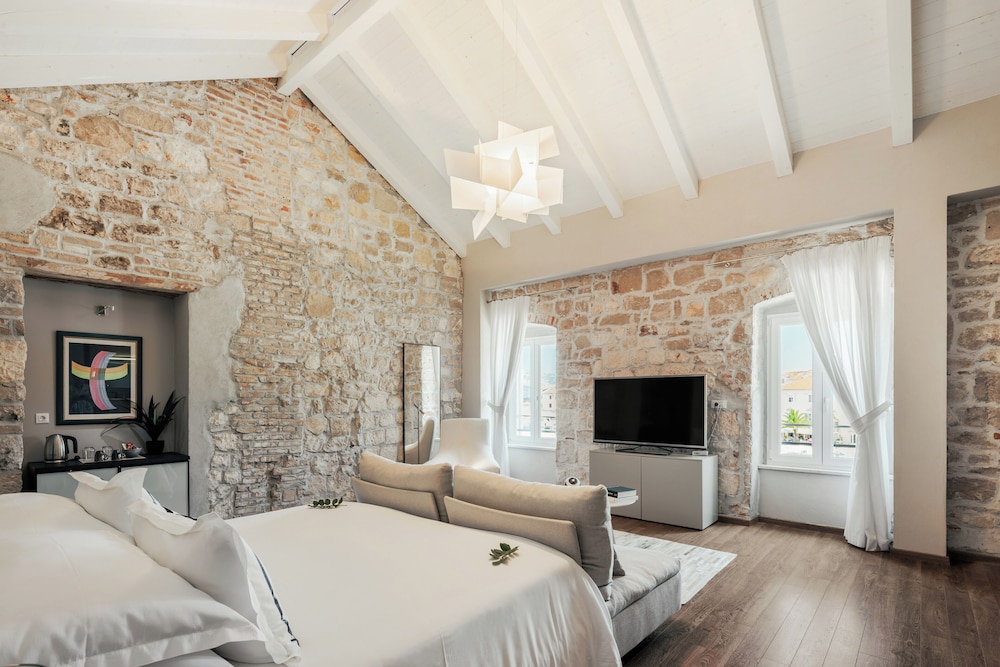 Hotel Osam 12/50