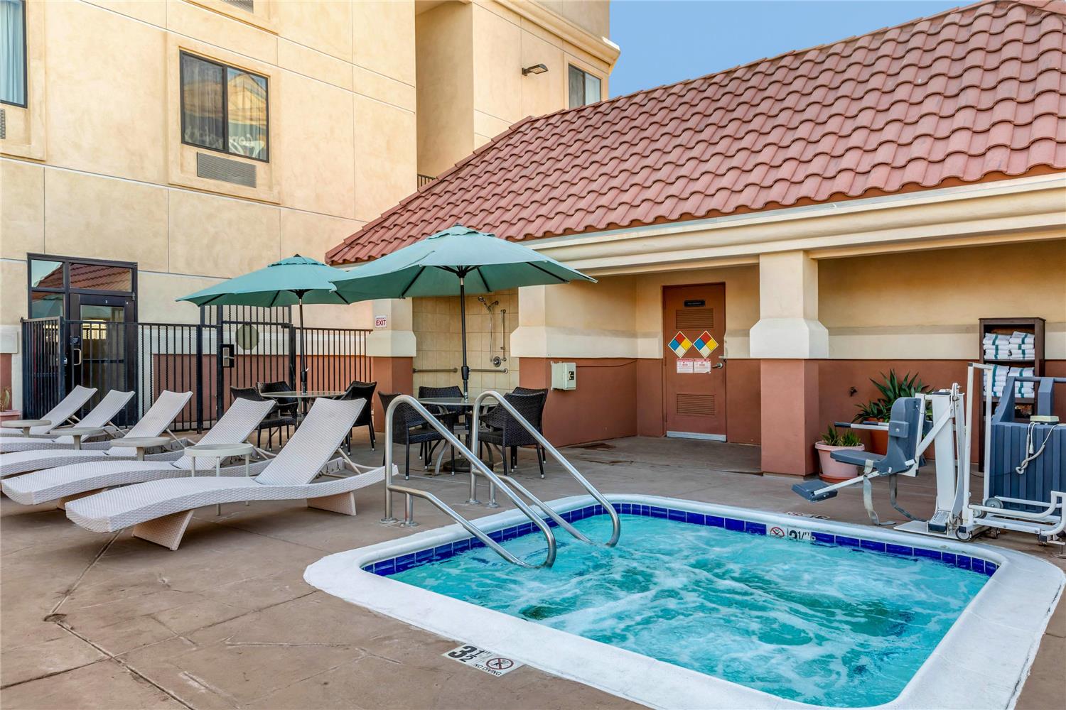 Comfort Suites Barstow Near I-15 34/51