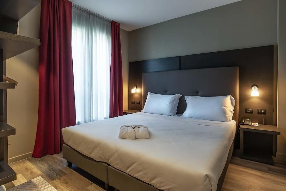 Maranello Palace (17Km From Modena) 23/70