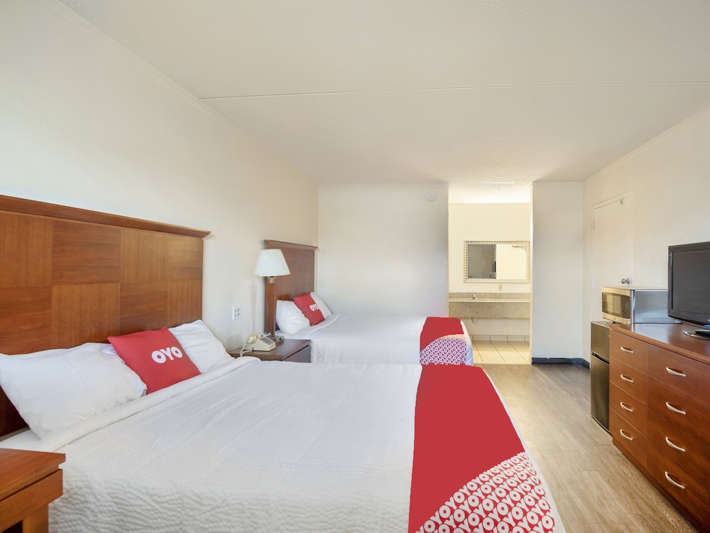 Oyo Hotel San Antonio Lackland AFB/Seaworld Hwy 90 W 23/52