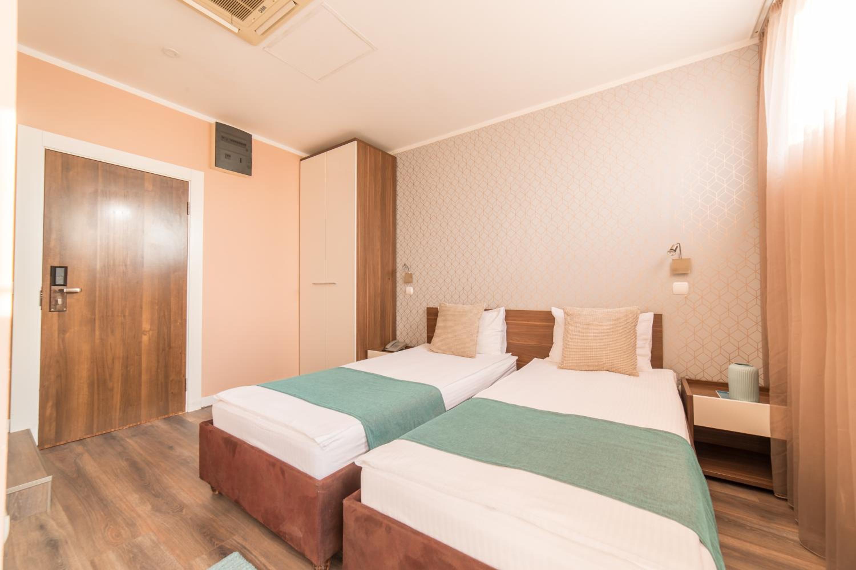 ROOM, TWIN BEDS